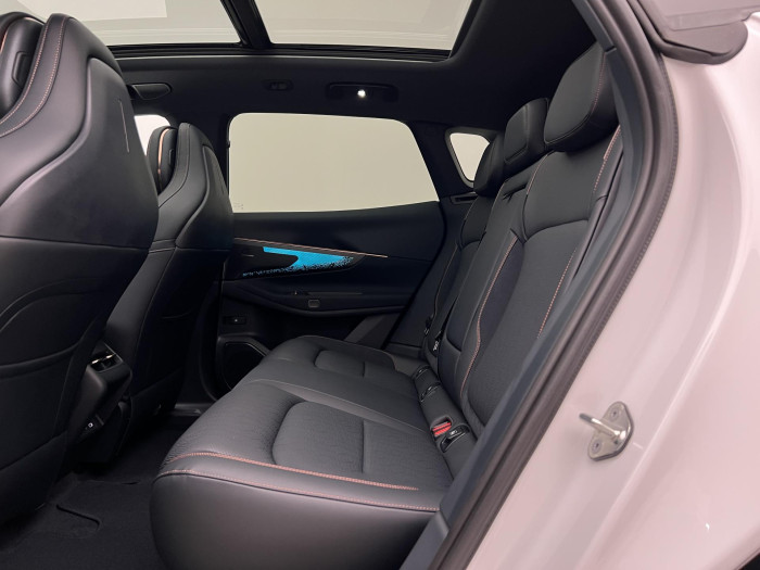 Lynk & Co 08 MORE PHEV