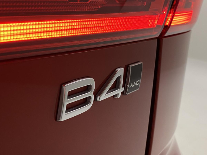 Volvo XC60 B4 AWD R-DESIGN AUT REZERVACE