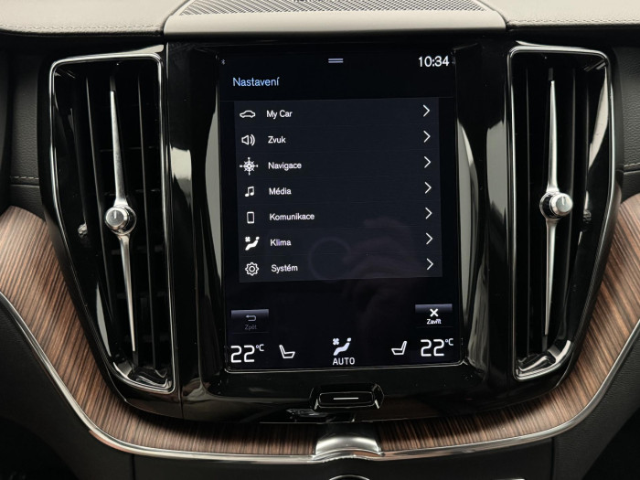 Volvo XC60 B4 AWD MOMENTUM CZ 1.maj 2.0 Momentum