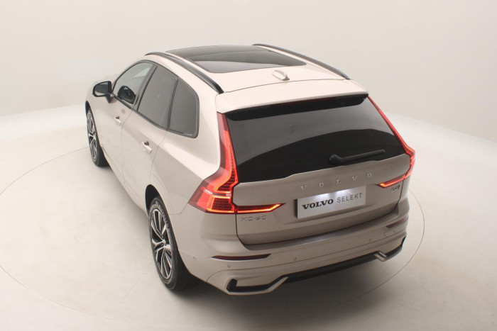 Volvo XC60 B4 AWD DARK ULTIMATE REZERVACE