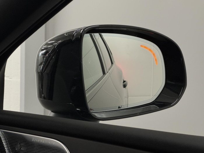 Volvo XC60 B5 AWD ULTIMATE REZERVACE