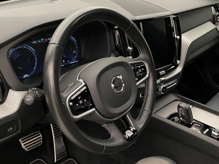 Volvo XC60 B5 AWD R-DESIGN REZERVACE