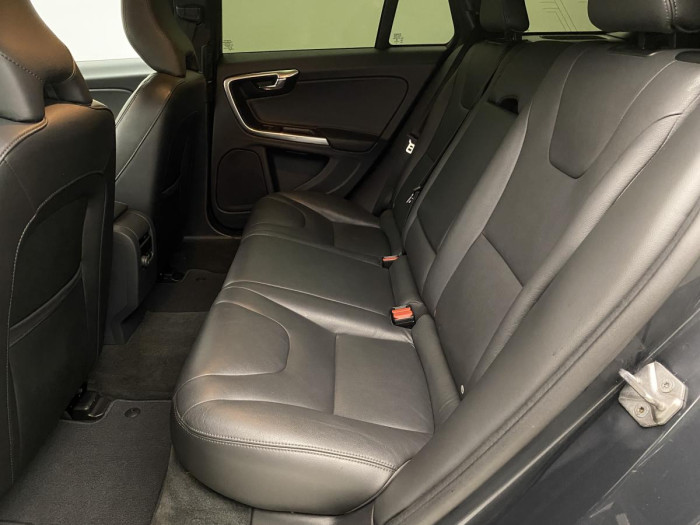 Volvo V60 CC D4 AWD SUMMUM AUT REZERVACE 2.4 d CC CC Summum