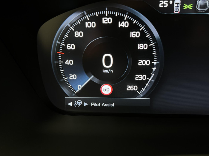Volvo XC90 B5 AWD R-DESGIN 7MÍSTNÁ AUT CZ