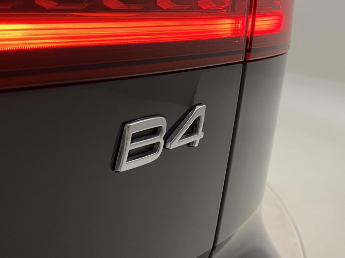 Volvo V60 B4 PLUS DARK AUT 1.maj.
