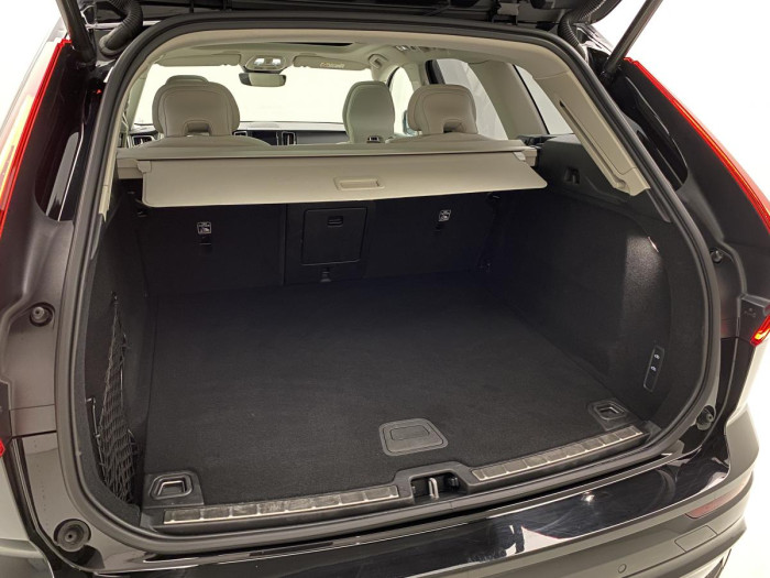 Volvo XC60 B4 AWD ULTIMATE AUT REZERVACE