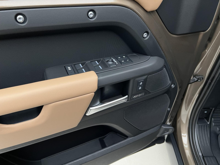 Land Rover Defender 110 D300 X-DYN. HSE REZERVACE 3.0 d