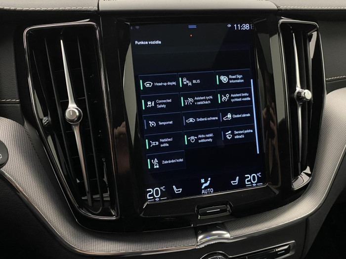 Volvo XC60 B4 AWD R-DESIGN AUT REZERVACE