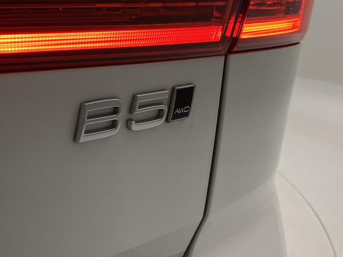 Volvo XC60 B5 AWD PLUS DARK CZ REZERVACE