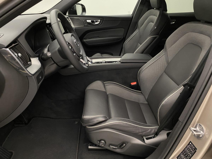 Volvo XC60 B4 AWD R-DESIGN AUT REZERVACE