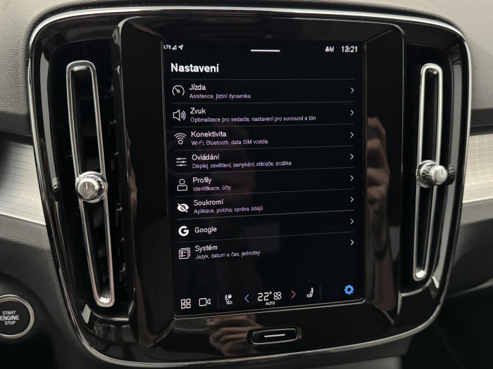 Volvo XC40 B3 PLUS DARK AUT REZERVACE