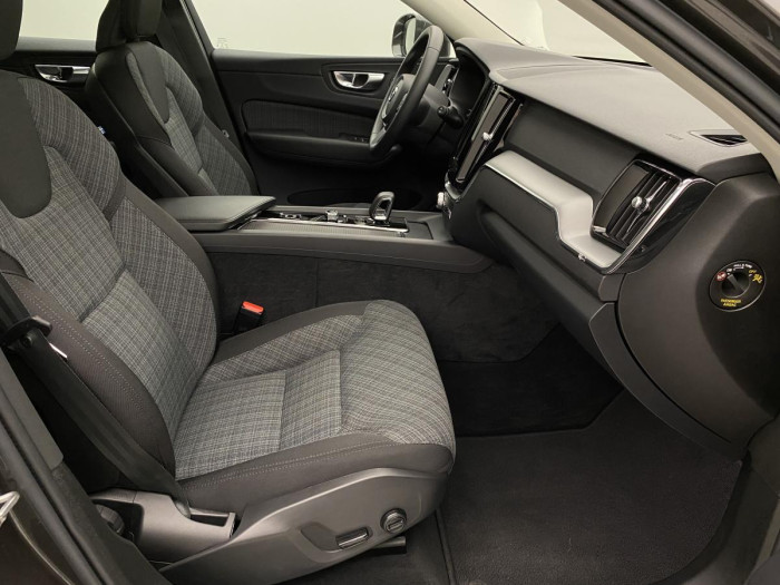 Volvo XC60 B4 CORE AUT REZERVACE