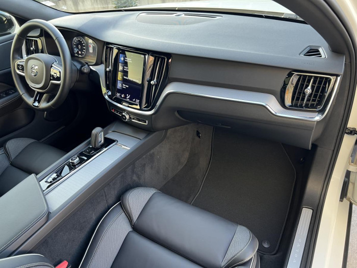 Volvo V60 B4 R-DESIGN Aut 1.maj.
