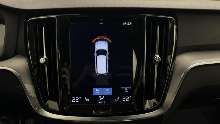 Volvo V60 T6 AWD RECHARGE AT REZERVACE 2.0 AT