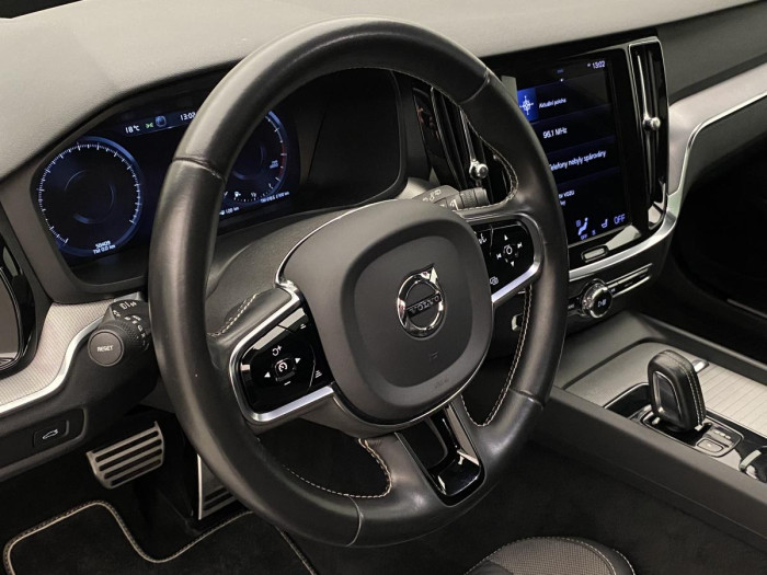 Volvo V60 B6 AWD R-DESIGN REZERVACE