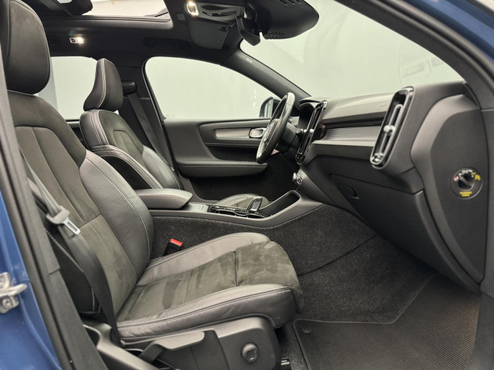 Volvo XC40 T3 R-DESIGN AUT CZ REZERVACE