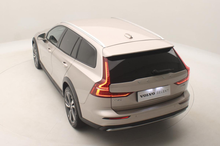 Volvo V60 CC B4 AWD PLUS AUT CZ 1.maj