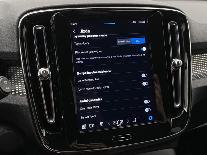 Volvo XC40 P6 RECHARGE ČR 69kWh REZERVACE