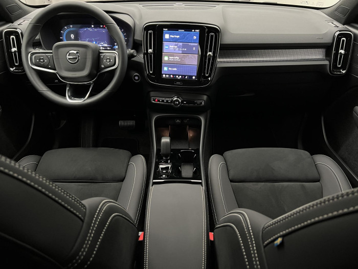 Volvo XC40 B3 ULTRA DARK AUT CZ 1.maj.