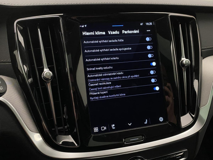 Volvo V60 B4 ULTIMATE DARK AUT REZERVACE