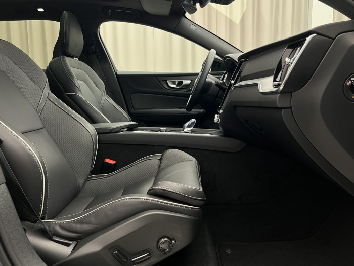 Volvo V60 B4 PLUS DARK AUT 1.maj.