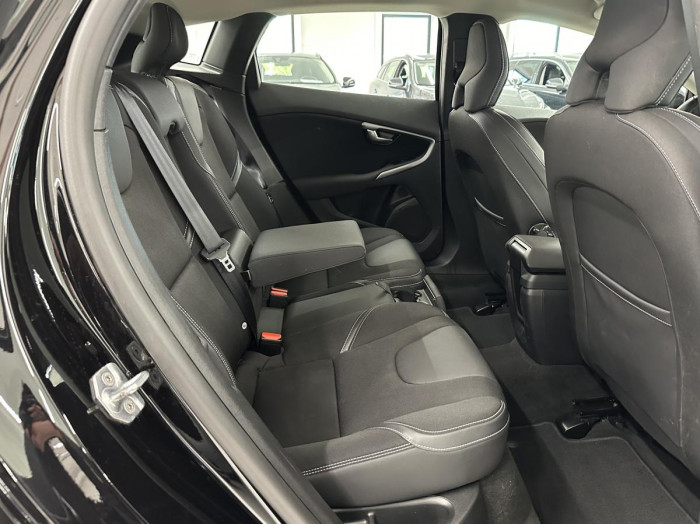 Volvo V40 T2 BLACK EDITION REZERVACE 2.0 Edition