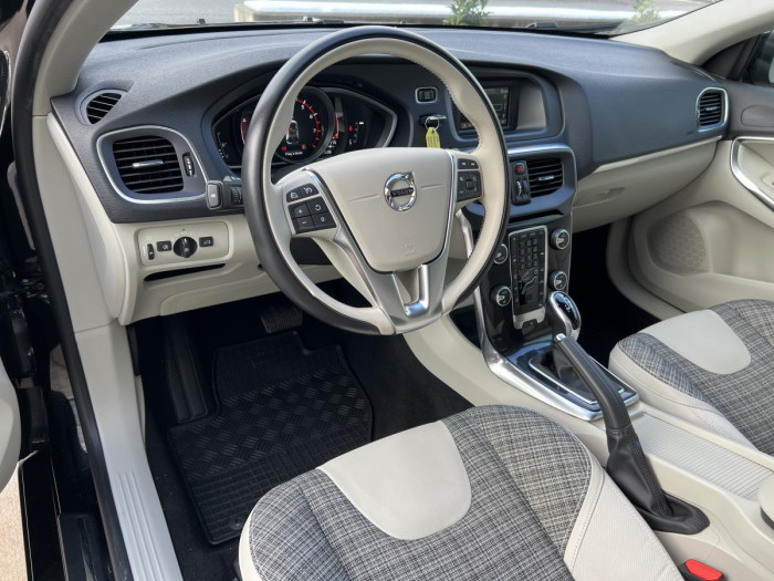 Volvo V40 T3 MOMENTUM Aut CZ 1.5 Momentum