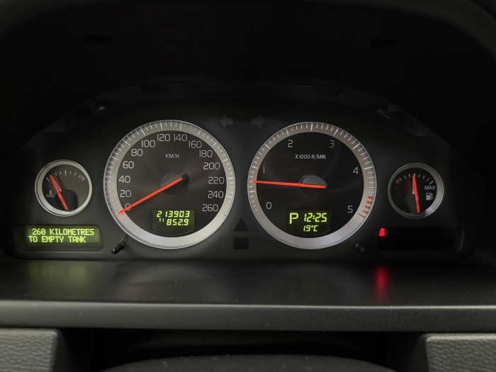 Volvo XC90 D5 AWD SUMMUM AUT 7 míst CZ 2.4 d Summum