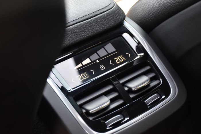 Volvo XC60 T6 AWD R-DESIGN REZERVACE