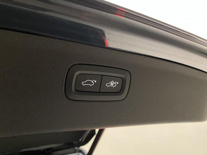Volvo XC90 T8 AWD R-DESIGN REZERVACE