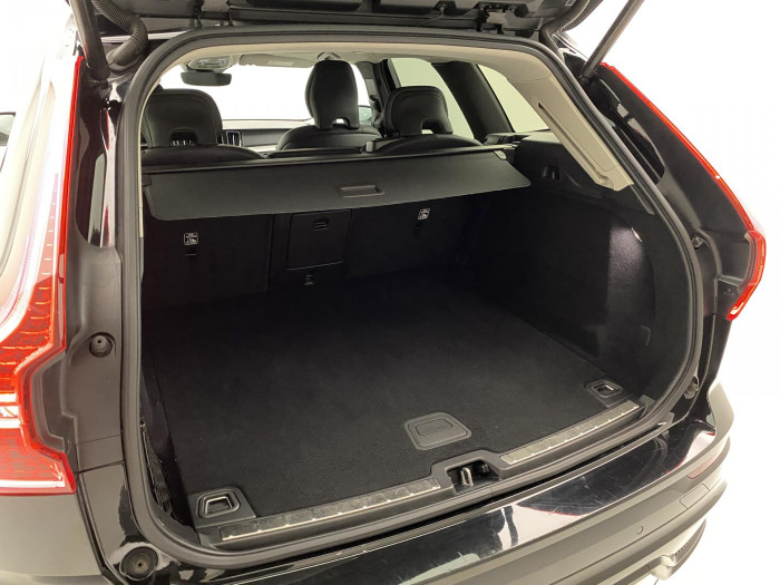 Volvo XC60 B4 AWD R-DESIGN REZERVACE