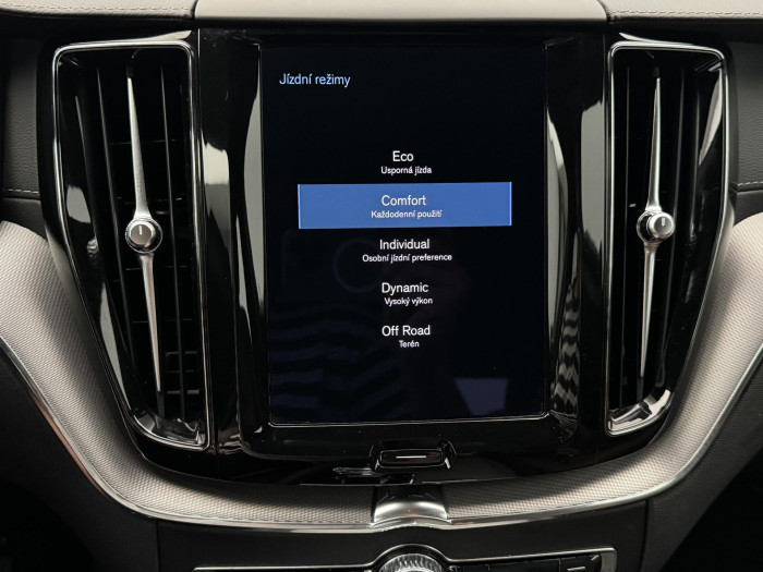 Volvo XC60 B4 AWD INSCRIPTION REZERVACE