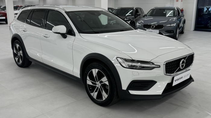 Volvo V60 CROSS COUNTRY REZERVACE