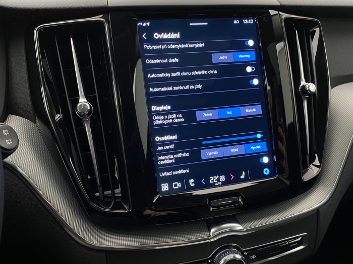 Volvo XC60 T6 AWD PLUG-IN REZERVACE