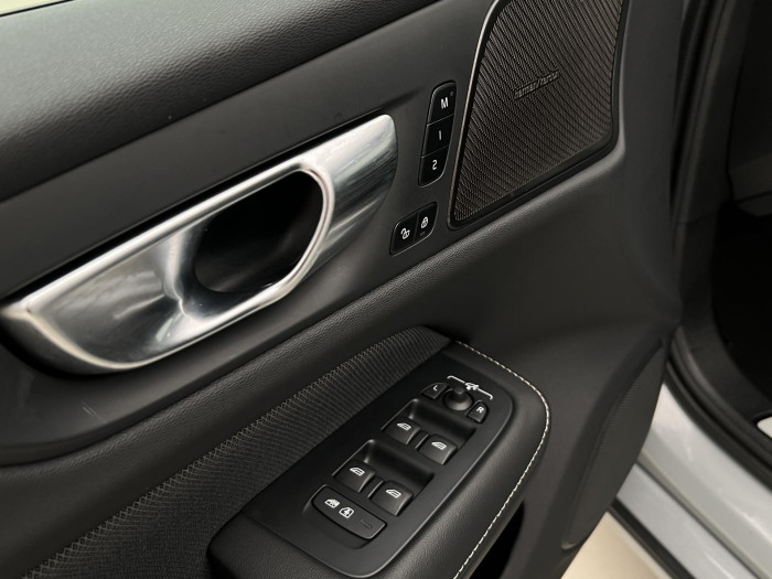 Volvo V60 B4 PLUS DARK AUT 1.maj.