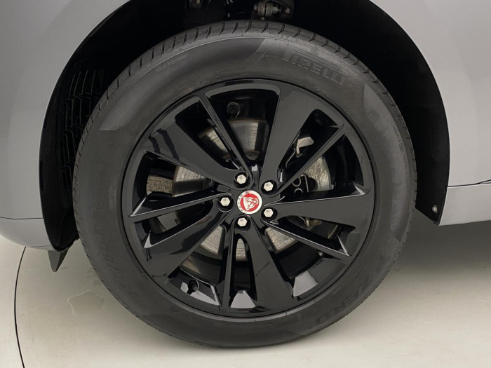 Jaguar F-Pace P250 R-DYNAMIC SE REZERVACE 2.0 Dynamic SE