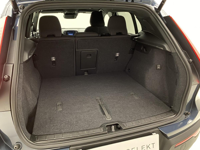 Volvo XC40 B4 MOMENTUM AUT REZERVACE 2.0 Momentum