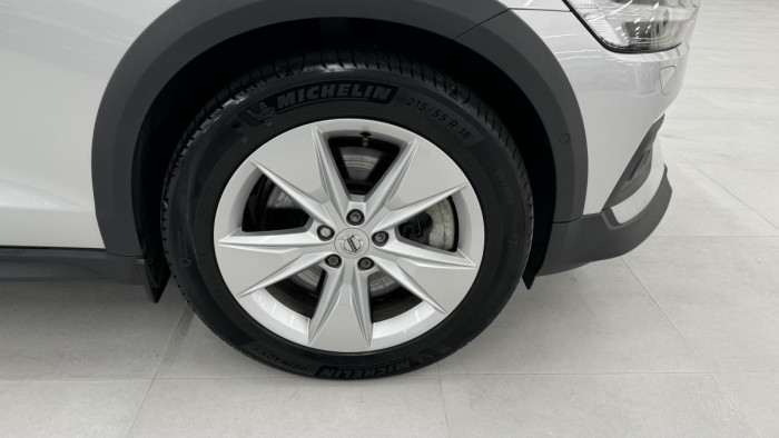 Volvo V60 CROSS COUNTRY B4 REZERVACE