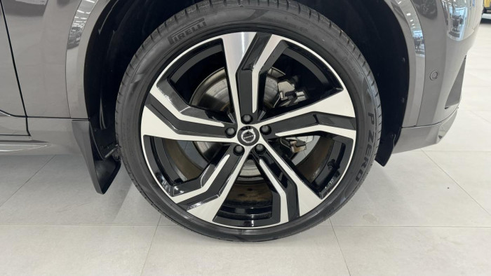 Volvo XC90 B5 AWD ULTIMATE DARK REZERVACE