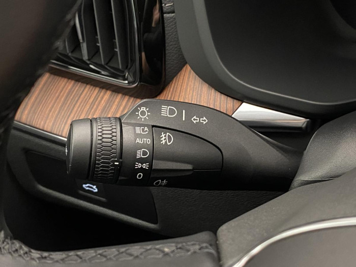 Volvo XC60 B4 AWD DARK ULTIMATE REZERVACE