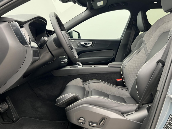 Volvo XC60 B4 PLUS DARK AUT 1.maj.