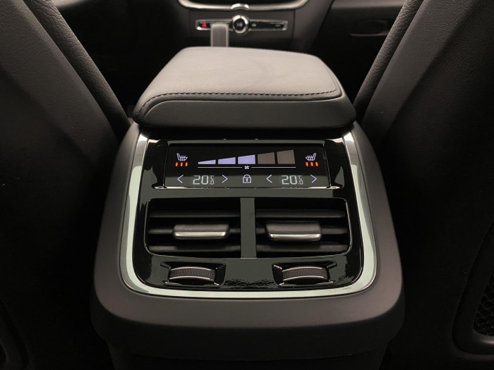 Volvo XC60 B4 AWD R-DESIGN AUT CZ