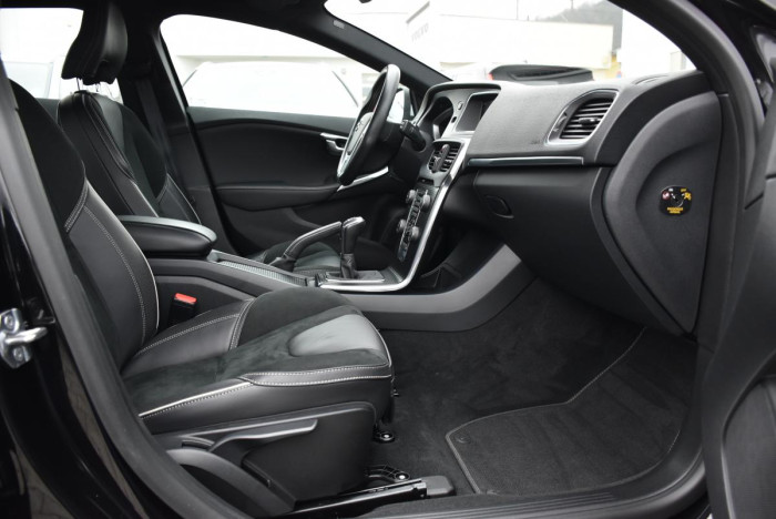 Volvo V40 T2 R-Design REZERVACE