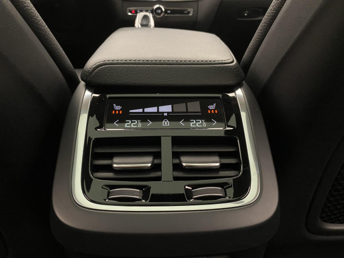 Volvo XC60 B4 AWD INSCRIPTION REZERVACE