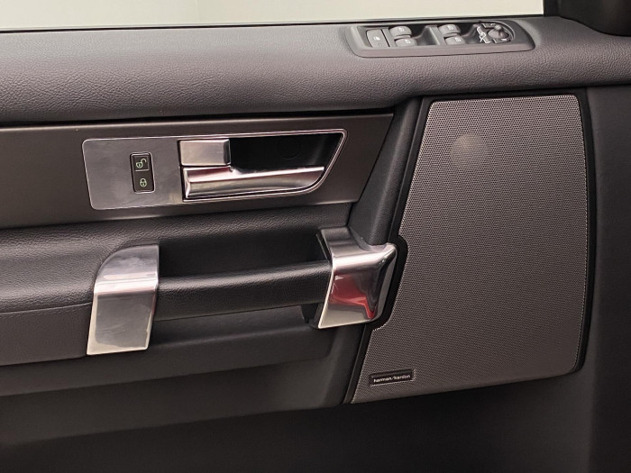 Land Rover Discovery 3.0 TDV6 S AWD REZERVACE