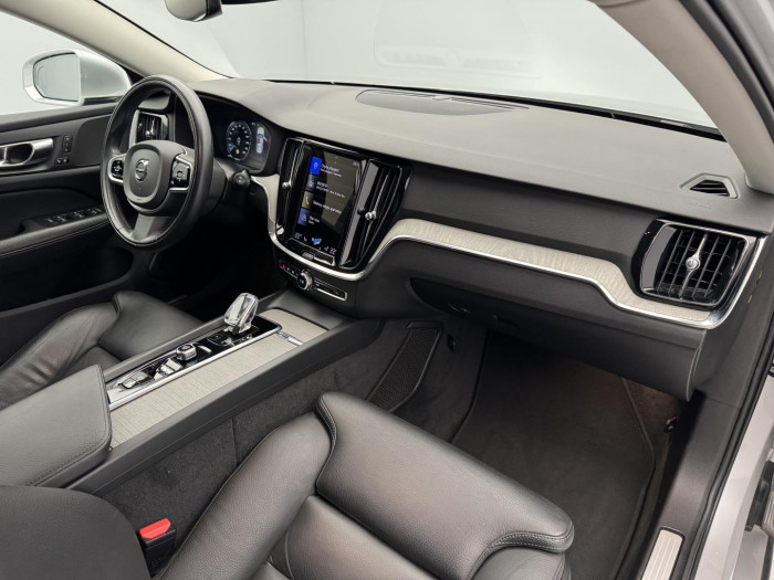 Volvo V60 B4 INSCRIPTION AUT REZERVACE