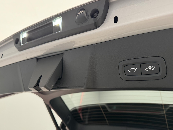 Volvo XC40 B3 PLUS DARK AUT REZERVACE