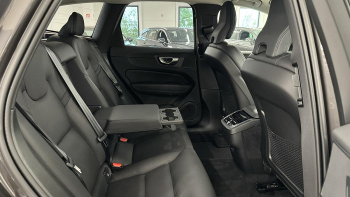 Volvo XC60 B4 PLUS DARK REZERVACE 2.0 Plus