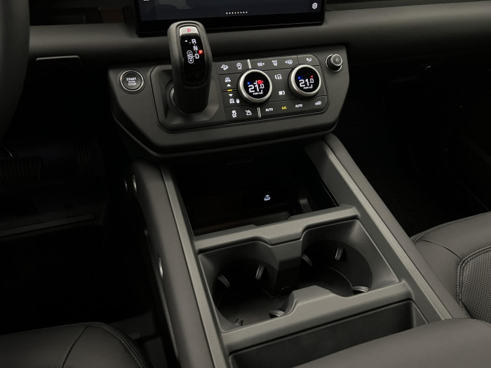 Land Rover Defender 110 D250 X-Dyn SE REZERVACE 3.0 d SE