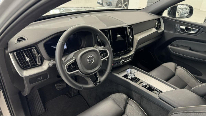 Volvo XC60 B4 PLUS DARK REZERVACE 2.0 Plus